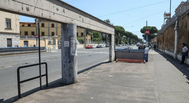 Roma, imprenditore minacciato con una pistola in viale del Policlinico: il ladro gli ruba il Rolex da 30mila euro