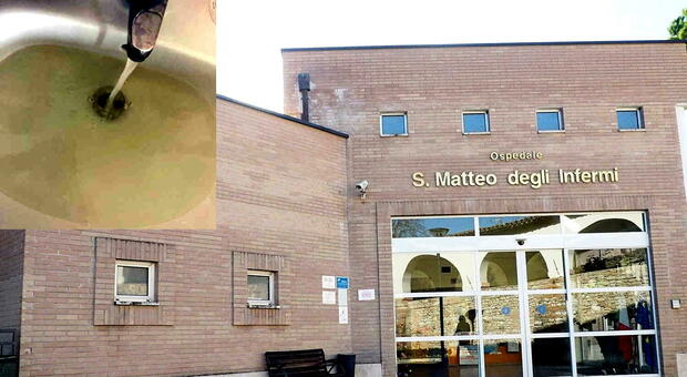 L ospedale di Spoleto e, nel riquadro, la foto scattata lunedì scorso in un reparto