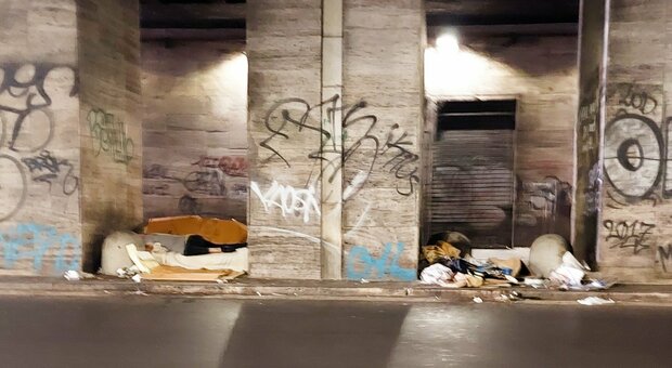 Bivacchi a Termini, muri anti-clochard nel tunnel degli orrori