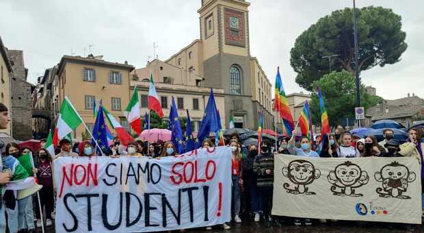 Studenti, manifestazione in centro: proteste e promesse