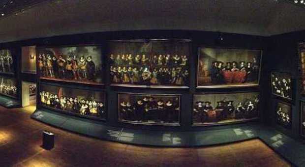 Veduta d'insieme della grande sala dell'Hermitage con gli enormi ritratti