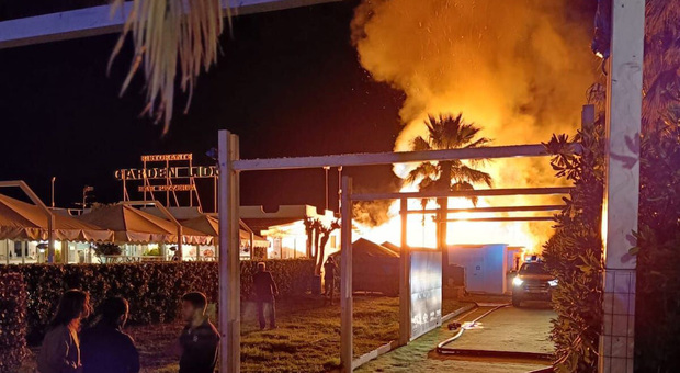 Chalet in fiamme, divorate 50 palme vicino alla discoteca Manakara: la pista del dolo