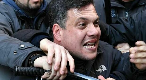 Castellino e il sit in dei negazionisti, scatta la sorveglianza speciale: «Leader Forza Nuova soggetto pericoloso»
