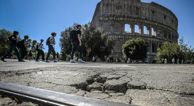 Buche a Roma, l appalto va in tilt: manutenzione bloccata. Nessuno ripara le strade