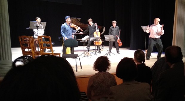 John Malkovich annienta la musica a Solomeo, ridendone col pubblico