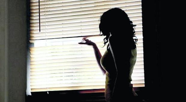 Feltre, perseguita l'ex fidanzato con cartelloni e finta gravidanza: a processo per stalking
