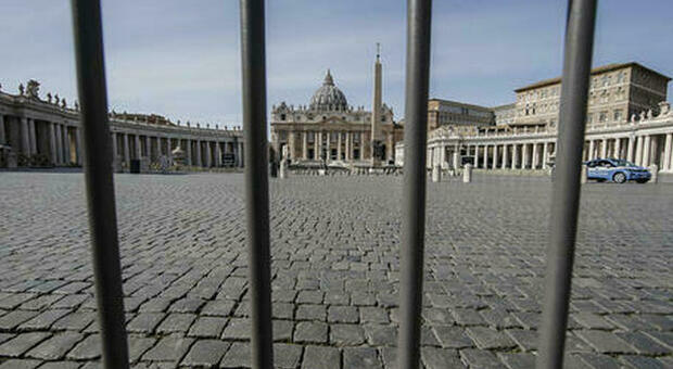Roma, a San Pietro minaccia passanti con il coltello. Urlava: «Vi ammazzo tutti». Trovate otto lame nello zaino