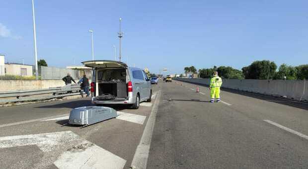 Brindisi, a piedi sulla superstrada: 22enne muore investito da un furgone