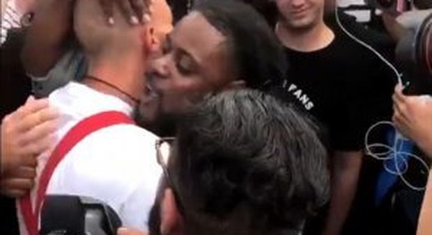 Usa, manifestante di colore abbraccia un nazista: «Ha solo bisogno di amore»