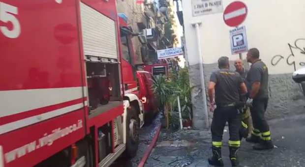 Napoli: fiamme e paura ai Quartieri spagnoli, auto in sosta bloccano i soccorsi