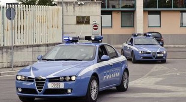 Perugia, tentano di passare la frontiera dell'aeroporto con documenti contraffatti: arrestati dalla polizia