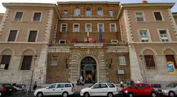 Roma, allarme sciacalli negli ospedali: furti ai malati in corsia