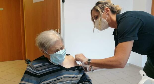 Lazio, terza dose di vaccino per 140mila. D Amato: «Stop ai limiti»