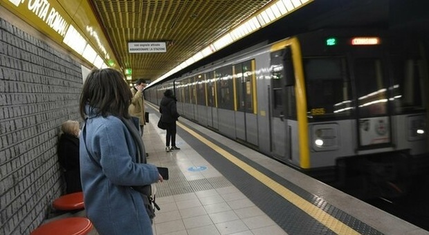 Milano, spinge una ragazza sui binari della metro: arrestato