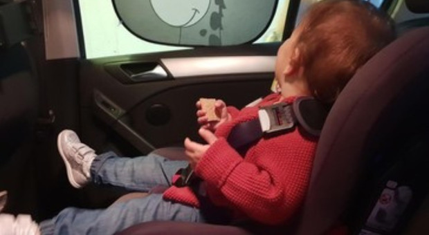 Lasciano il figlio di 3 anni solo in auto per andare a fare la spesa al centro commerciale: genitori denunciati
