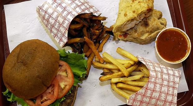 Abruzzo, i carabinieri del Nas nei fast food: chiuse due attività