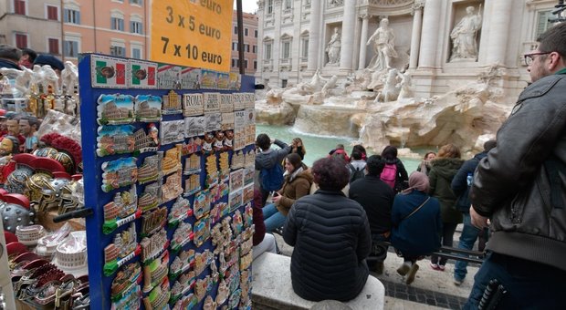 Roma, protesta "bancarellai" contro la Raggi, aggredito presidente commissione commercio
