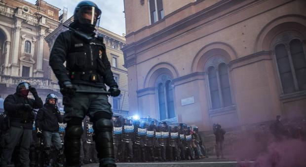 La polizia in un corteo a Roma (foto Agf)