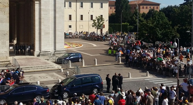 L'altro fuoriprogramma: il Papa prega con la folla