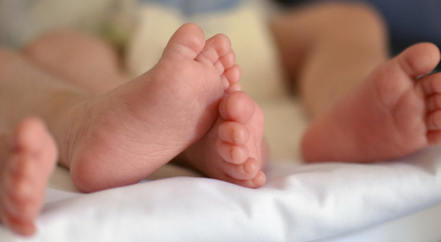 Dieci neonati positivi al coronavirus, ma le mamme sono negative: sotto accusa l'ospedale