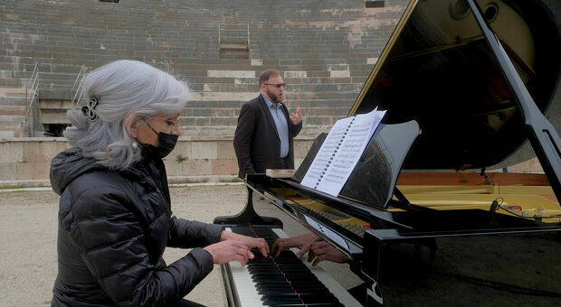 Cecilia Gasdia all'Arena di Verona accompagna il baritono Simone Piazzola
