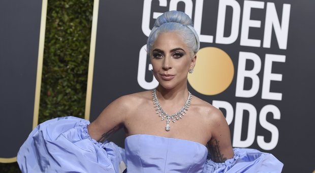 Lady Gaga star dei Golden Globes, l'abito è un omaggio a Judy Garland