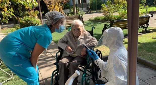 Covid, una donna cilena di 111 anni guarisce dopo una doppia quarantena: