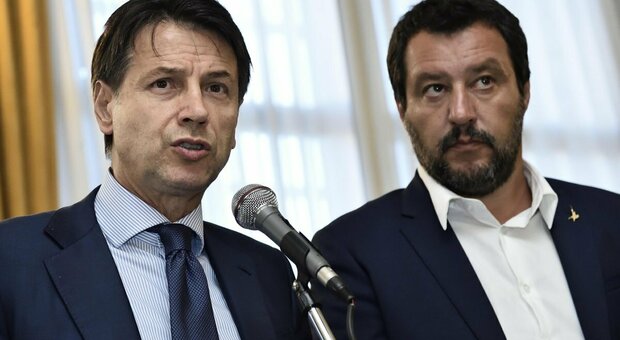 A sinistra, il leader del Movimento 5 stelle, Giuseppe Conte. A destra il segretario della Lega, Matteo Salvini