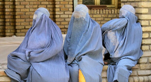 Afghanistan, torna l'obbligo del burqa in pubblico per le donne: il decreto dei talebani