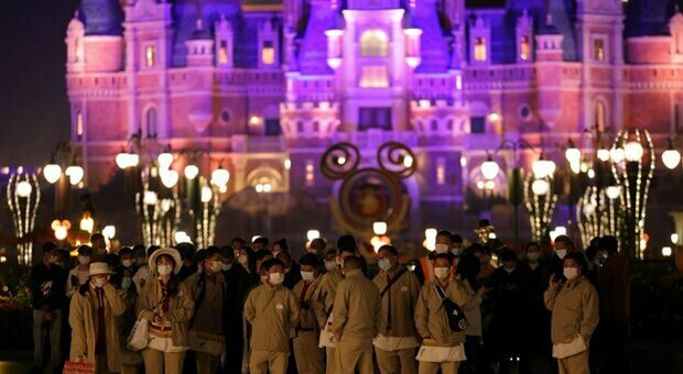 Shanghai Disneyland, bloccati 30.000 visitatori all'interno del parco dopo un contagio da Covid