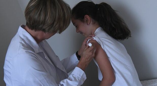 Vaccino Pfizer, Ema raccomanda uso per bimbi fascia 5-11 anni