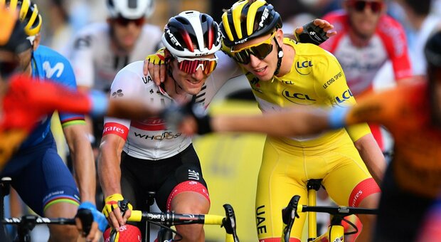Tour de France, Pogacar in trionfo a Parigi, tappa finale a Bennett