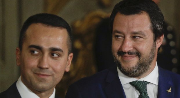 Migranti, Salvini: «Porti chiusi alle navi militari internazionali». Ma la Difesa: «Non gli compete»