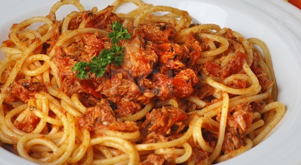 Spaghetti col tonno alla bolognese diventano “tradizione”
