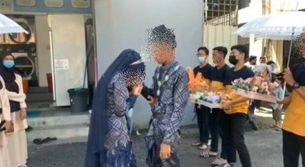 Malesia, matrimonio di una giovane coppia di 15 e 16 anni diventa virale su Tik Tok, oltre un milione di visualizzazioni
