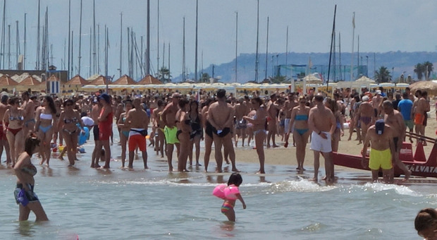 Pescara, bimbo si perde in spiaggia: il padre se ne accorge un'ora dopo