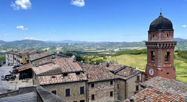 La veduta verso le colline del Montefeltro e di Urbino dal borgo del Castello di Frontone