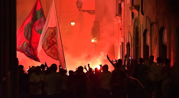 Roma, festa degli ultrà in Centro: assembramenti, cori e bombe carta ...