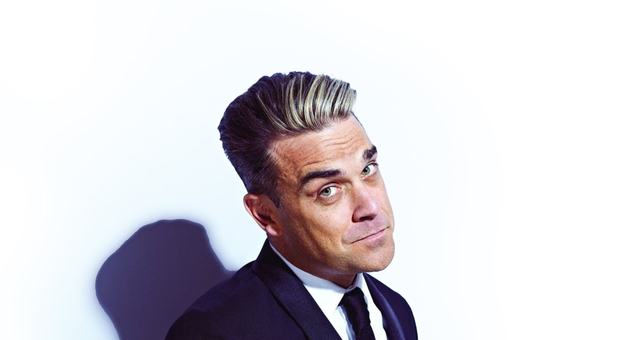 Robbie Williams ricomincia da 25, in uscita l'album (con 4 inediti) per festeggiare un quarto di secolo della carriera da solista