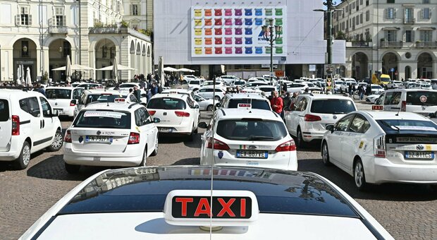 Taxi, iniziato lo sciopero di 48 ore in tutta Italia: a Roma attese centinaia di auto bianche