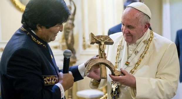 Papa Francesco a La Paz, Evo Morales gli regala un crocifisso a forma di falce e martello
