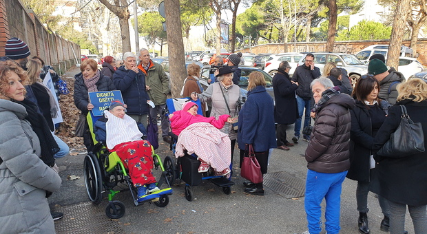 Roma, il centro per disabili è in stato di abbandono, la protesta dei familiari