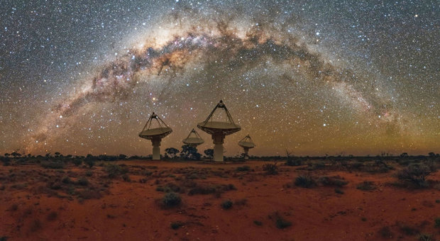 Alcune parabole dello Square kilometres array, Ska, nel deserto australiano