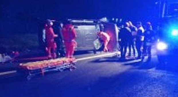 Incidente sulla A1, auto contromano per 8 chilometri sulla A1 provoca una strage: tre morti e due feriti