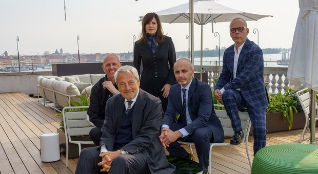 Il presidente della Biennale di Venezia Roberto Cicutto con i curatori McGregor, Ronchetti, ricci/forte
