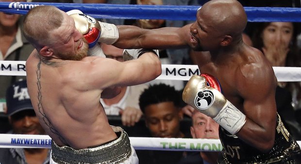 Boxe, Mayweather batte McGregor nella supersfida di Las Vegas
