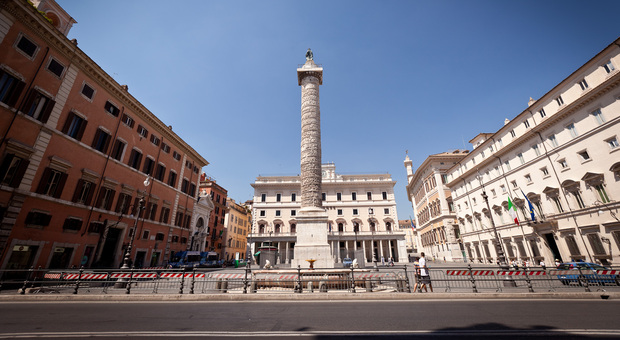Roma, arrestato funzionario di Palazzo Chigi per stalking: ha distrutto l'auto di un collega con una mazza