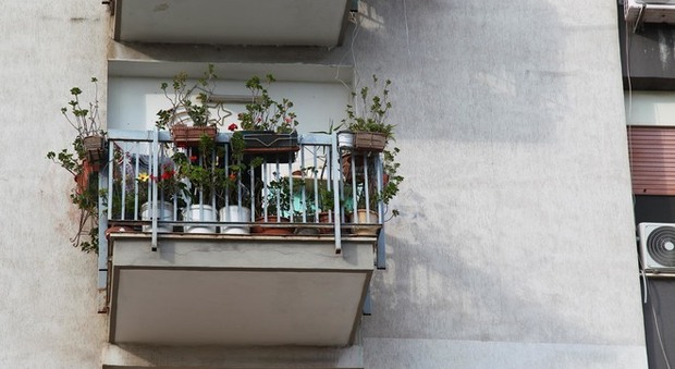 Taranto, lancia la figlia di 6 anni dal balcone: la bimba è gravissima. La folla ha cercato di linciarlo