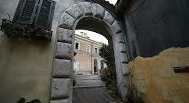 Una porta nel borgo antico di Mentana