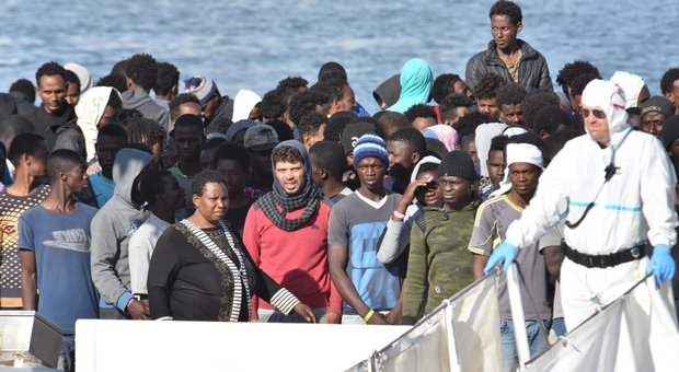 Migranti, nave Diciotti sbarca a Catania: a bordo 937 persone, due sono morti